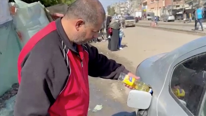 Artan akaryakıt fiyatlarını karşılayamayan Gazzeliler araçlarını çalıştırmak için yemeklik yağ kullanıyor