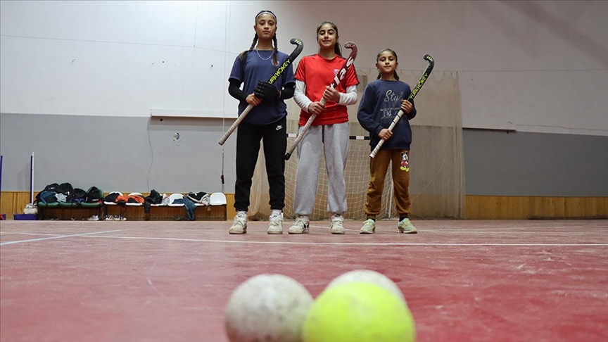Hokeyci 3 kız kardeş başarıya birlikte koşuyor