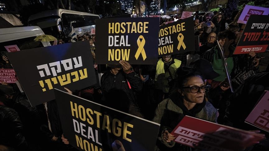 Des milliers d'Israéliens ferment deux rues principales de Tel Aviv