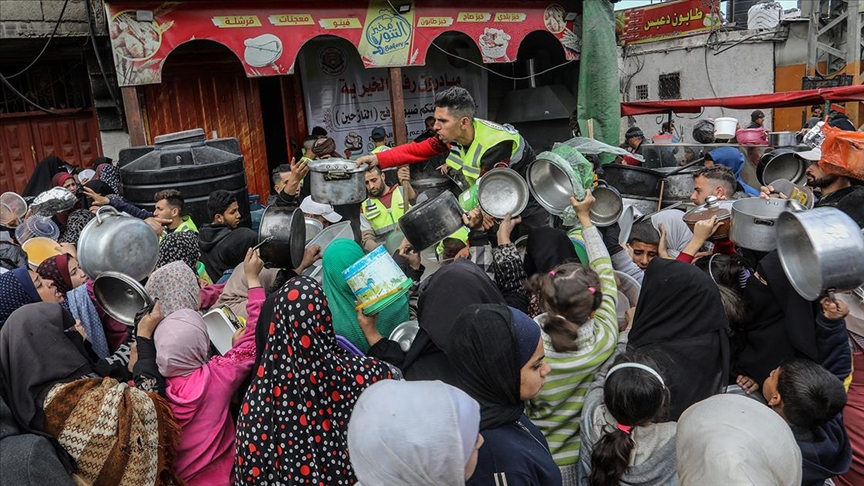 Gazze'de binlerce Filistinli gıda sıkıntısı nedeniyle "tek lokma yemeden" günler geçiriyor