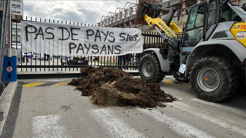 France / Manifestation des agriculteurs à Nice : fumier déversé devant la préfecture