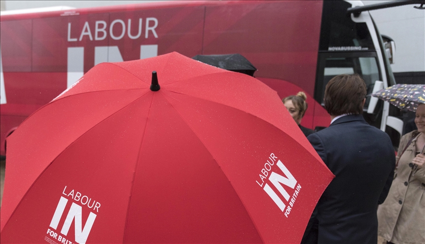 Palestinian man protests Israeli bombing of Gaza at fundraiser in UK