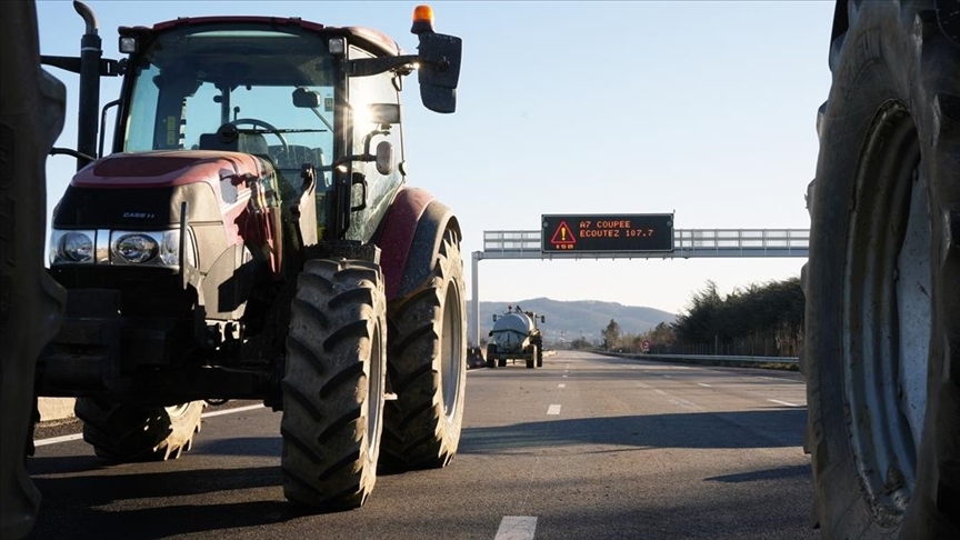France : les jeunes agriculteurs annoncent une suspension de leurs barrages avant un blocus de Paris