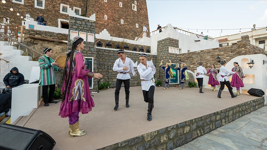 Suudi Arabistan'da düzenlenen festivalde Özbekistan'ın "Lazgi" performansı ilgi gördü