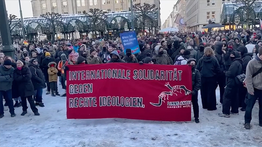 Almanya'nın Hamburg kentinde aşırı sağ karşıtı gösteriye yaklaşık 50 bin kişi katıldı
