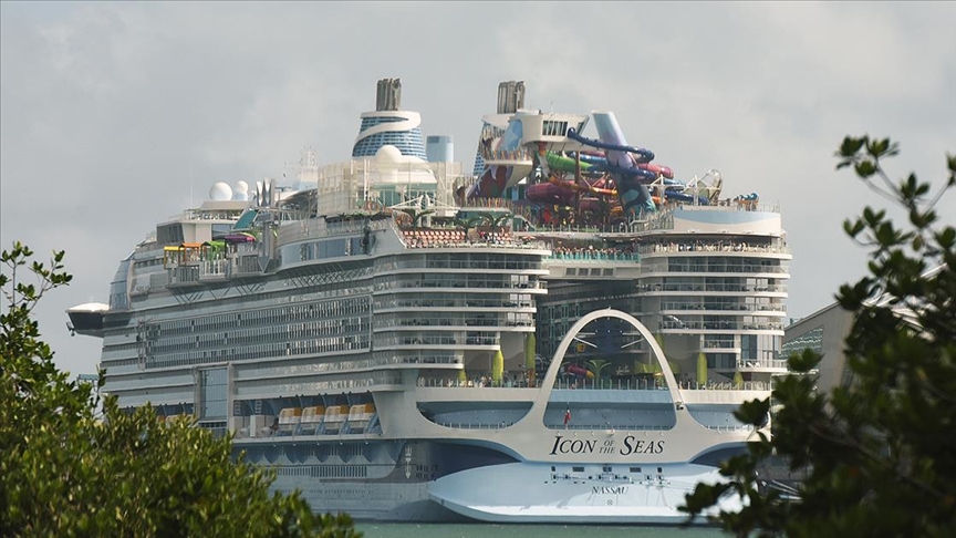 Dünyanın en büyük yolcu gemisi "Icon of the Seas" ABD'deki Miami Limanı'ndan yola çıktı