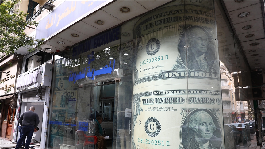 شح الدولار.. معضلة "مركبة" تسعى مصر لحلها (تقرير)