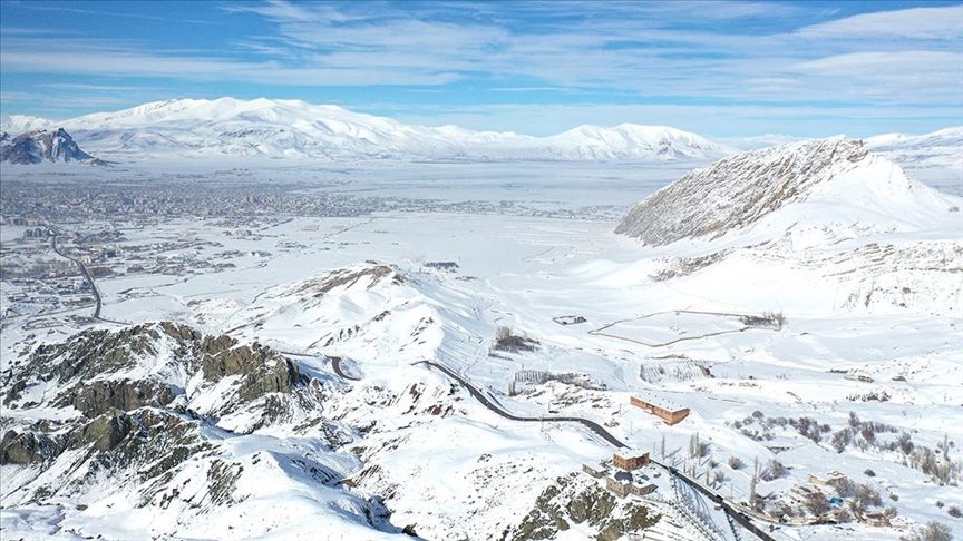 Doğu Anadolu'da dere ve nehirler buz tuttu