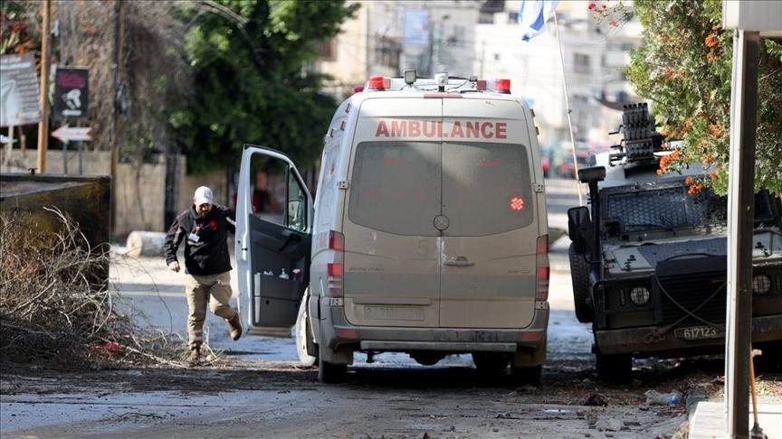 L'armée israélienne attaque et arrête un ambulancier palestinien à Jénine