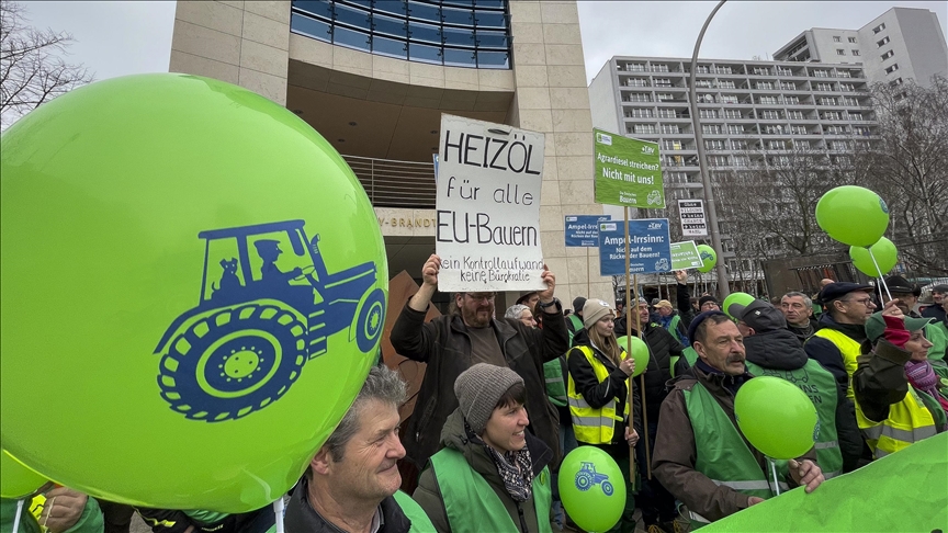 German farmers restart protests in northern port city of Hamburg