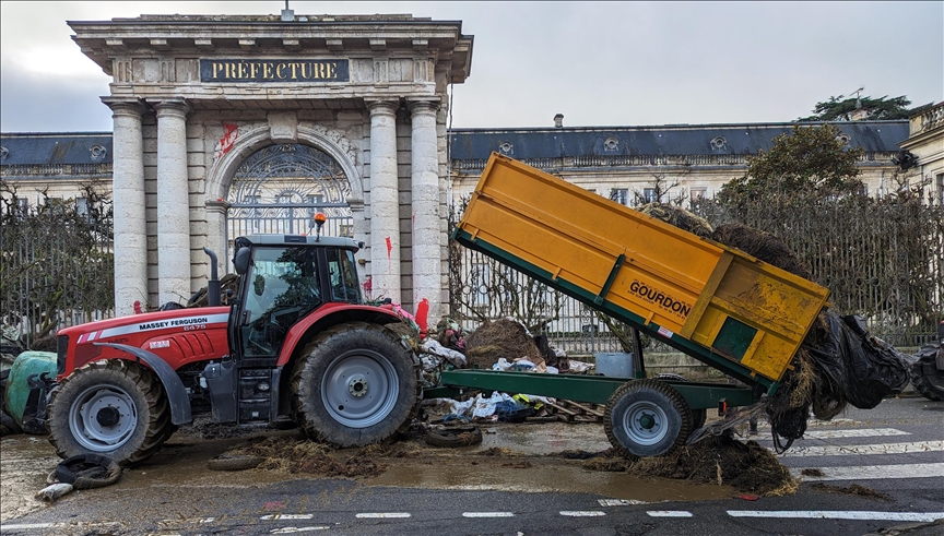 French highways stay blocked as farmer protests continue