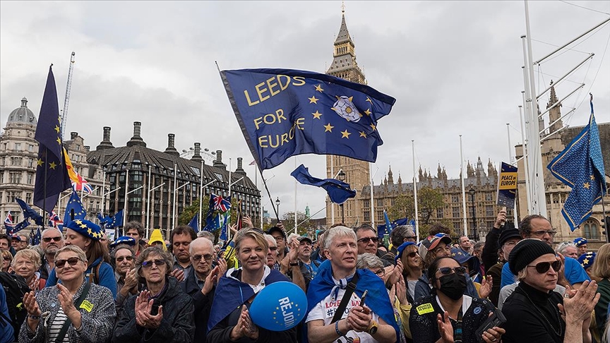Brexit'in etkisini en çok ekonomide gören İngiltere'de AB'ye dönmek isteyenlerin oranı artıyor