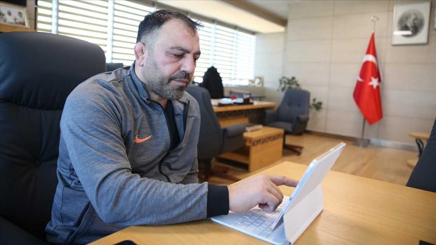 Gençlik ve Spor Bakan Yardımcısı Hamza Yerlikaya'nın, AA'nın "Yılın Kareleri" oylamasında favorisi "Yoldaş" oldu