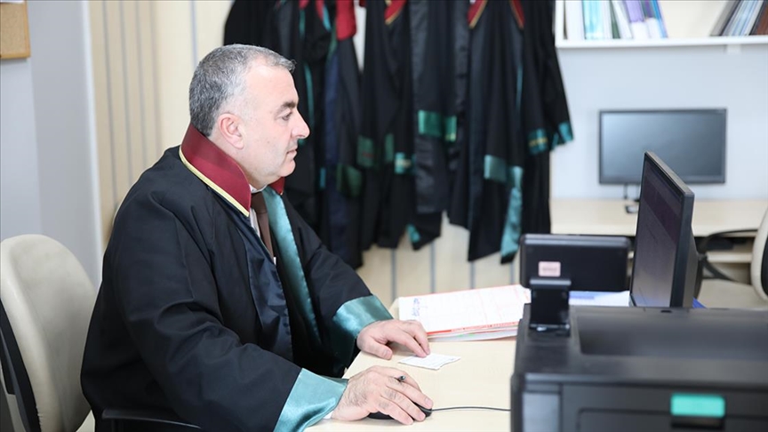 On yıl şoför olarak çalıştığı adliyede üç yıldır avukatlık yapıyor