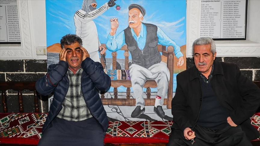 Diyarbakırlı dengbejler depremde hayatını kaybeden arkadaşları için "ağıt" yakıyor