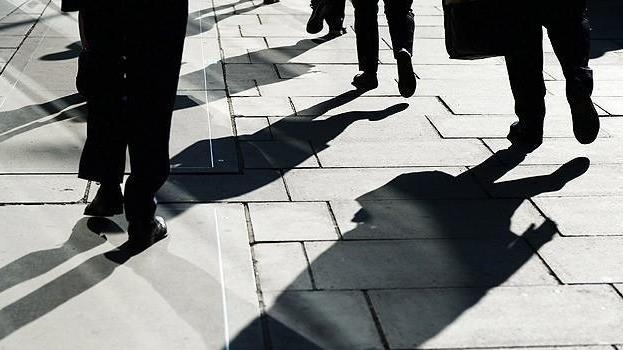 US initial jobless claims rise by 9,000