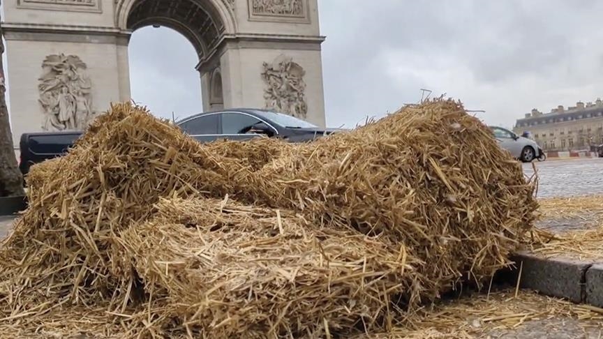 France : Des agriculteurs déversent de la paille sur les Champs Élysées 