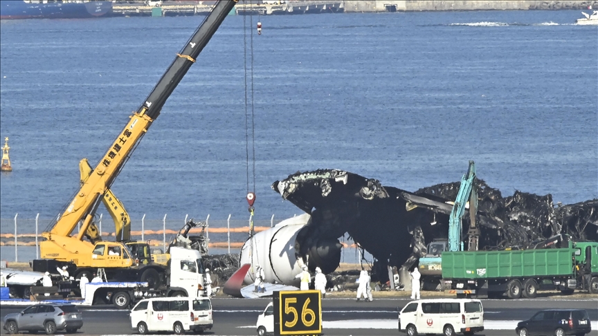2 planes collide on airport runway in Japan