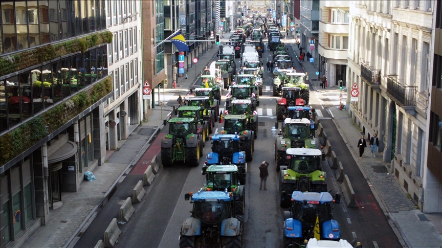 Protesting farmers clash with police in front of EU Parliament