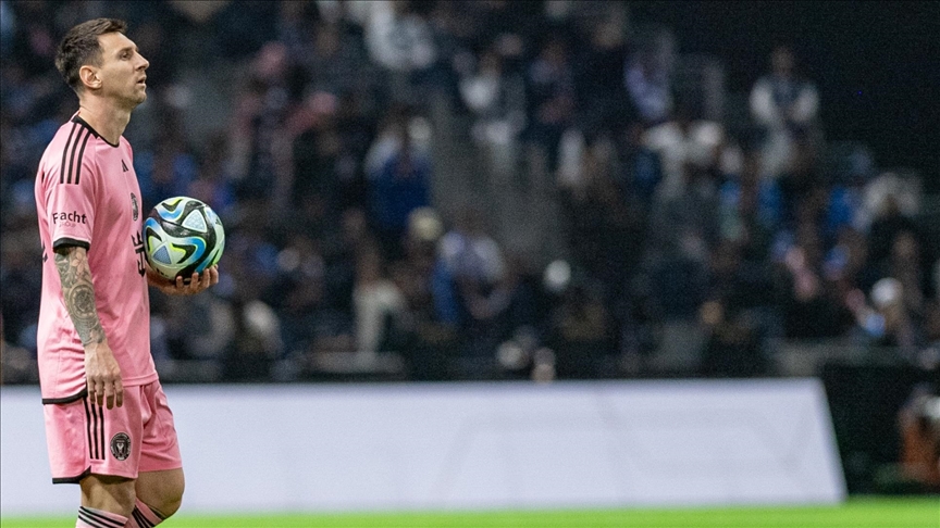 Messi's debut Barcelona contract napkin to go up for auction