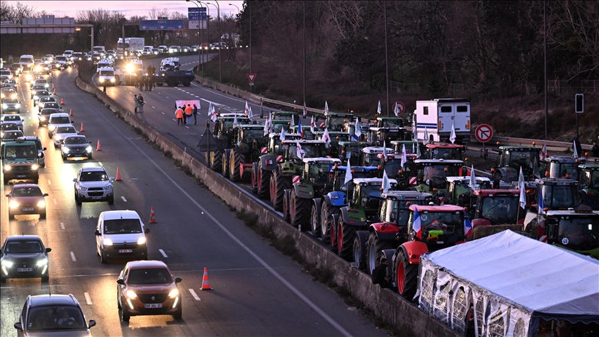 Fransa'da Başbakan Attal, çiftçilere 150 milyon avroluk destek içeren yeni tedbirleri açıkladı