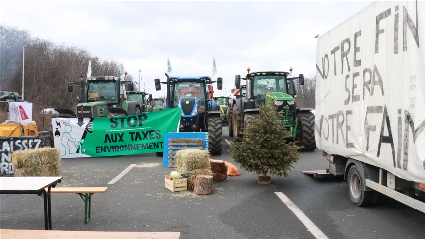 France / Blocage de l'A15 près de Paris : Les agriculteurs expriment leur colère et leurs exigences