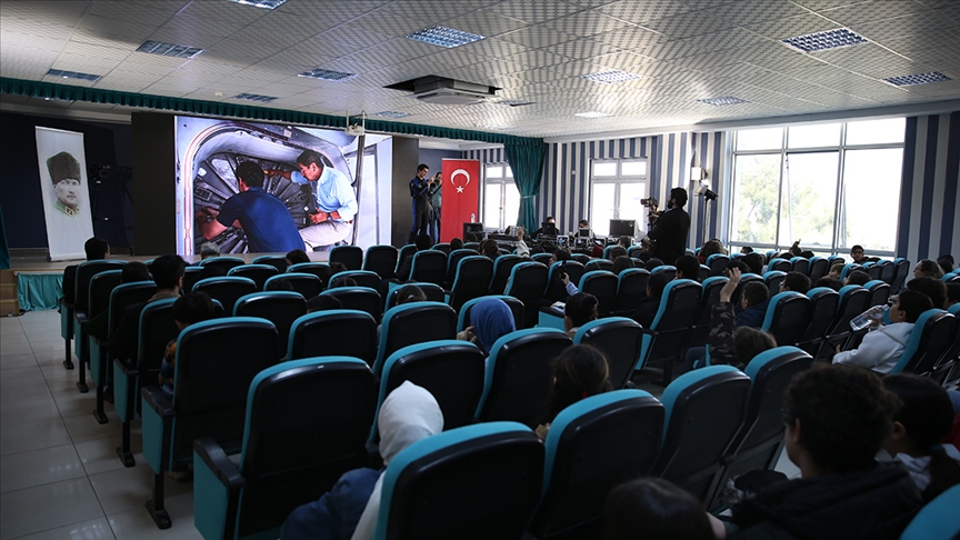 Astronot Gezeravcı, Hatay'daki bilim meraklısı öğrencilerle görüştü