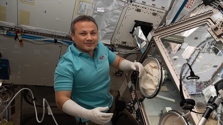 L'astronaute turc, Alper Gezeravci, réalise une dernière expérience scientifique à bord de l'ISS