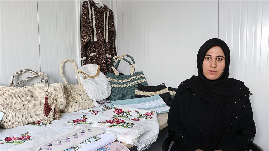 Depremde kızıyla 101 akrabası ölen kadın tek eliyle gelinlik kızların çeyizini dikiyor