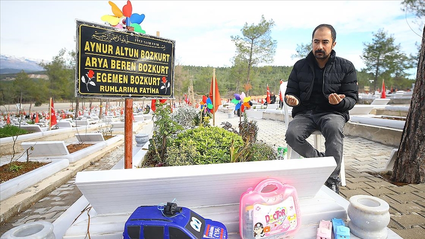 Depremde kaybettiği ailesinin mezarına 1 yıldır hediyeler götüren babanın acısı dinmiyor