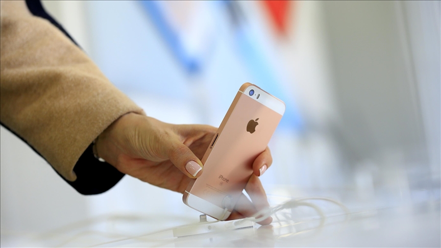 Apple sees revenue growth for 1st time in a year