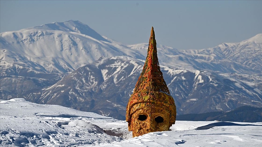 Nemrut Dağı'nın dev heykelleri kışın da ziyaretçilerini ağırlıyor