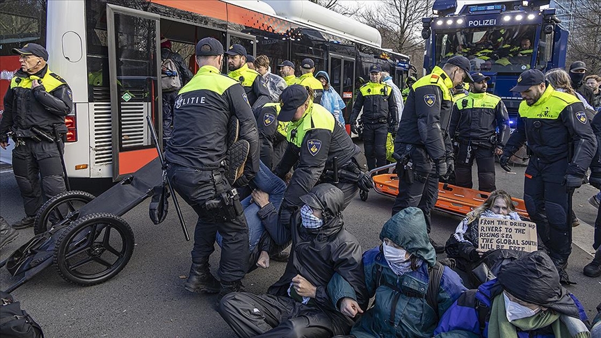 Hollanda'da yol kapatarak eylem yapan yüzlerce çevreci aktivist gözaltına alındı