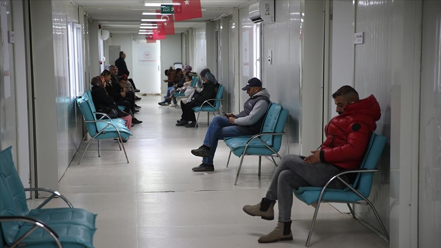 Depremde anne ve babalarını kaybeden başhekim kardeşler, afetzedelere hizmet veriyor 