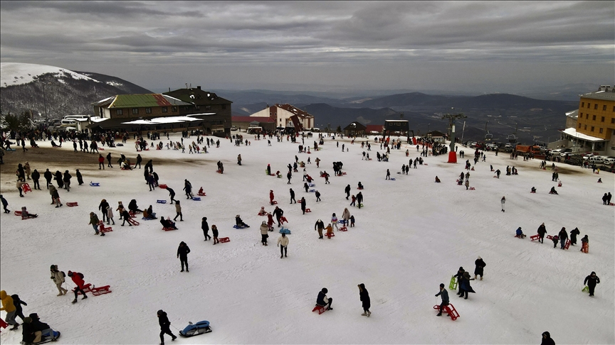 Ladik Akdağ Kayak Merkezi'nde tatil yoğunluğu sürüyor