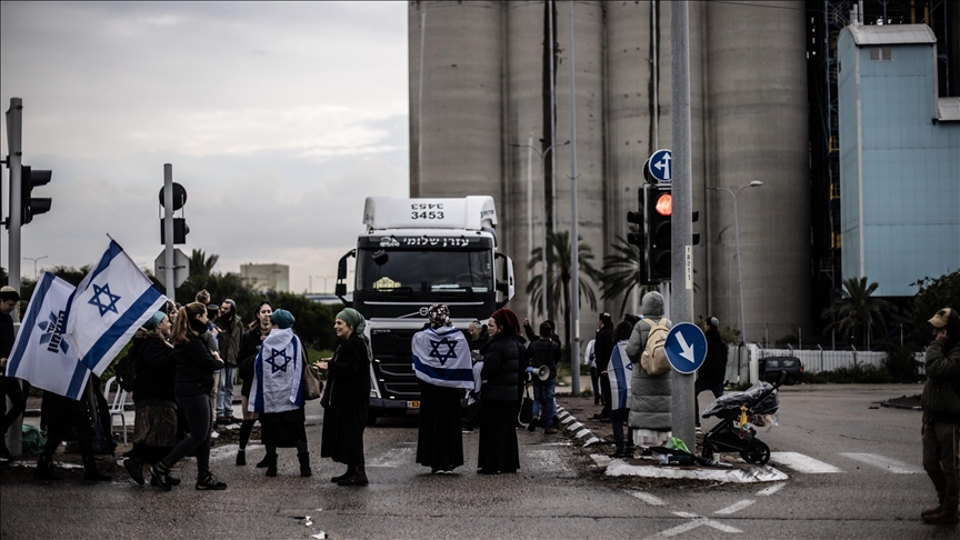 Extremist Jewish settlers persist in attempt to block humanitarian aid to Gaza