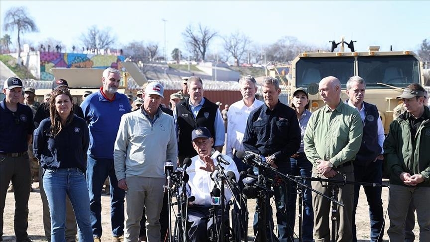 Губернатор Техаса и главы 14 штатов США продемонстрировали единство против Байдена