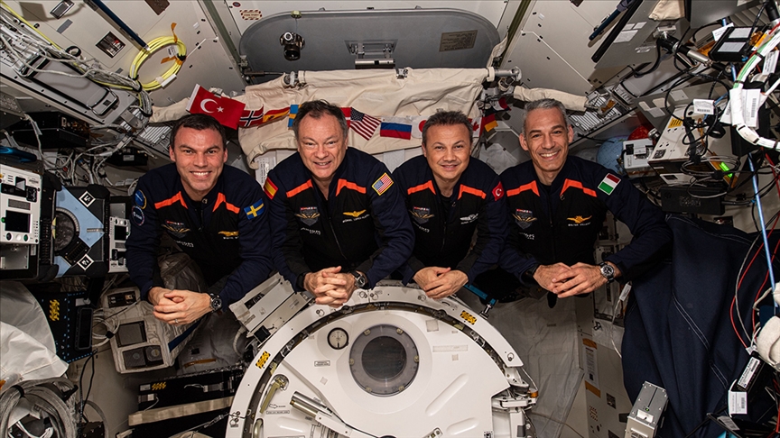 Ax-3'ün misyon lideri, Türk astronot Gezeravcı'nın da yer aldığı ekibin fotoğrafını paylaştı