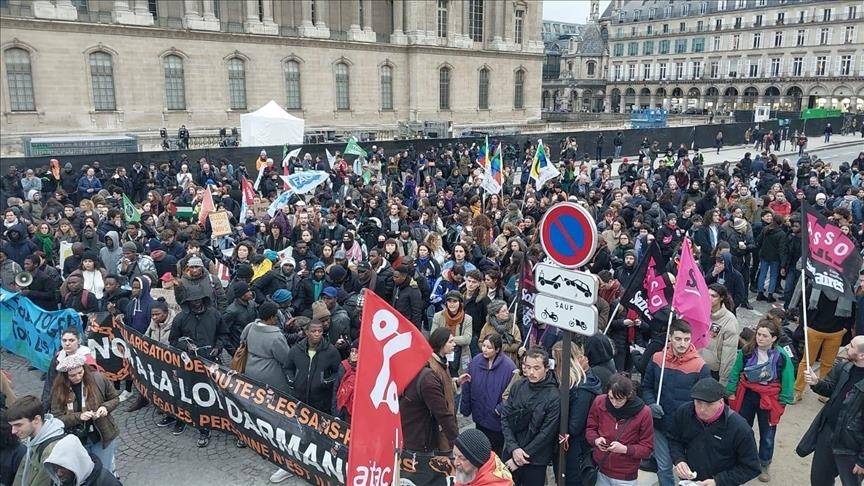 "Racisme" et "colonialisme" dénoncés dans le cortège de la manifestation contre la loi immigration à Paris
