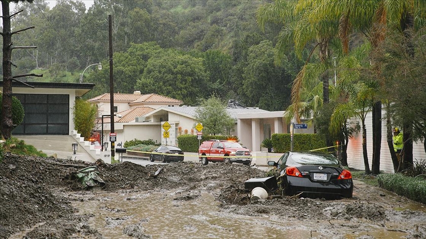 California'da "atmosferik nehir" etkisiyle oluşan yağışlar, sel ve heyelana yol açtı