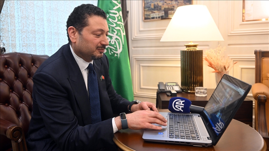 Suudi Arabistan'ın Ankara Büyükelçisi Abu Al-Nasr, oyunu "Depremin umudu" fotoğrafı için kullandı