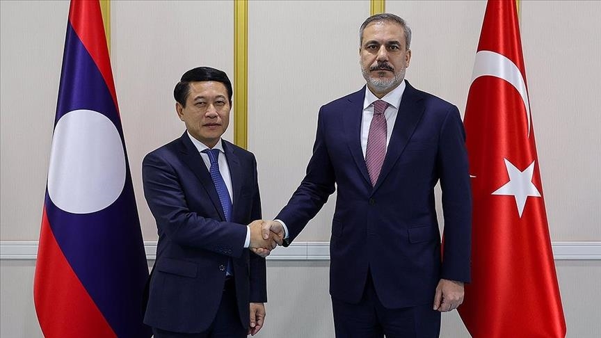 Le ministre turc des Affaires étrangères s'entretient avec son homologue laotien