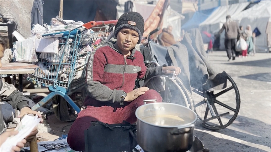 İsrail'in yetim bıraktığı 12 yaşındaki Gazzeli çocuk ailesinin tüm geçim yükünü üstlenmek zorunda kaldı