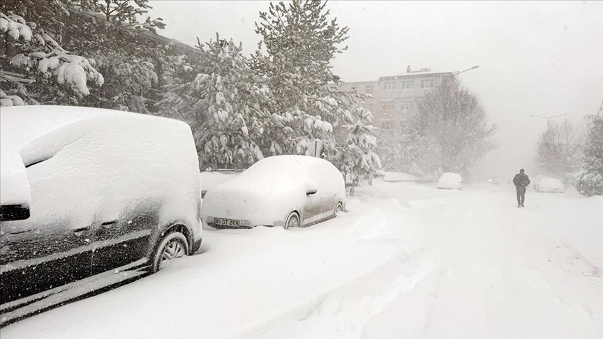 Erzurum ile Ardahan'da kar yağışı ve soğuk hava etkili oluyor