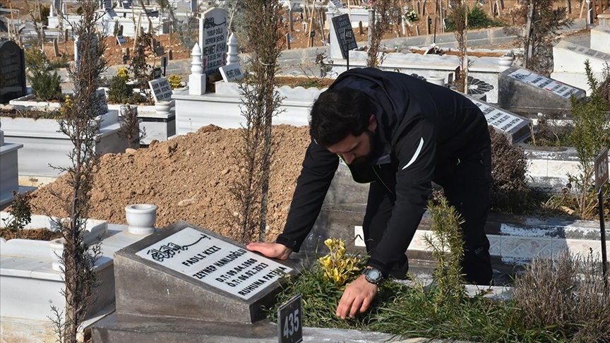 Enkaz altındaki ailesini cep telefonu sinyaliyle bulan Hanlıoğlu, yaşadıklarını unutamıyor