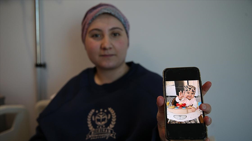 Enkaz altında bebeğini "kırmızı balık" şarkısı söyleyerek sakinleştirmiş