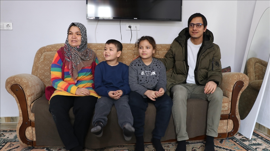 Enkaz altından kurtardığı depremzedeleri yalnız bırakmıyor