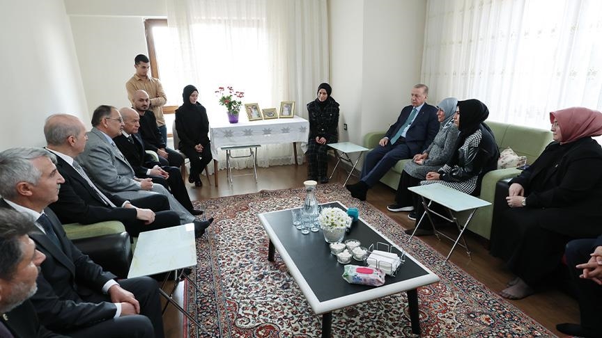 ذكرى الزلزال.. الرئيس أردوغان يزور أسرة منكوبة في "قهرمان مرعش"