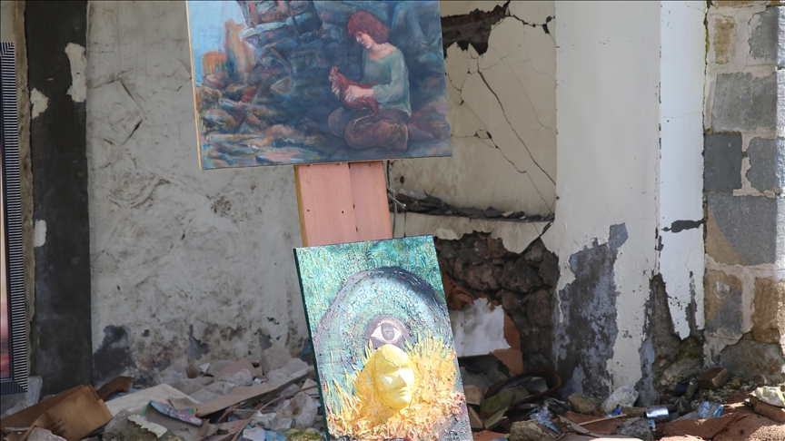 Hatay'da sanatçılar yıkıntıların arasında eserlerini sergiledi