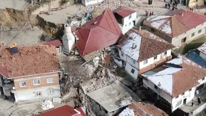 Tokat'ta heyelan nedeniyle cami ve 5 ev yıkılan Günebakan köyü havadan görüntülendi